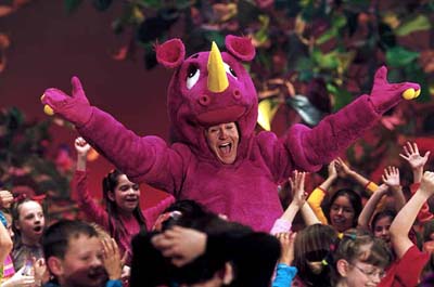 Hey kids! Who here thinks Barney sucks ass? Death to Smootchy image